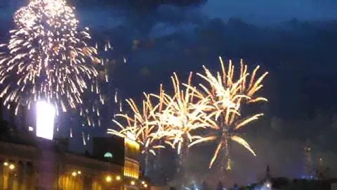 Юбилейный праздничный салют в День Победы 9 мая возле стен Кремля на Большом Москворецком мосту.